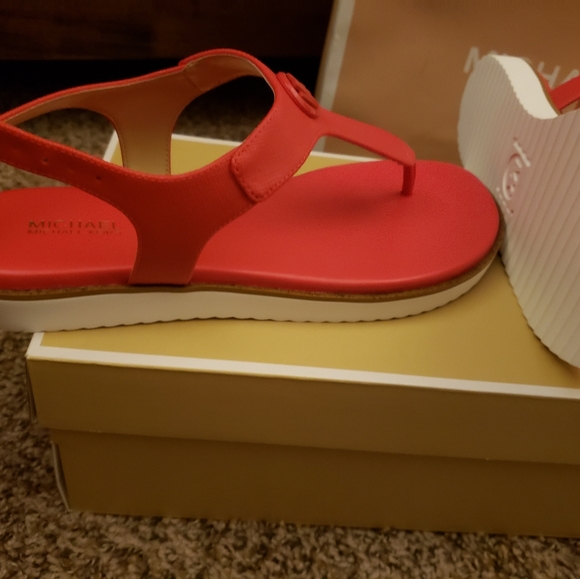 Michael Kors Judy thong sandal - Picture 4 of 8